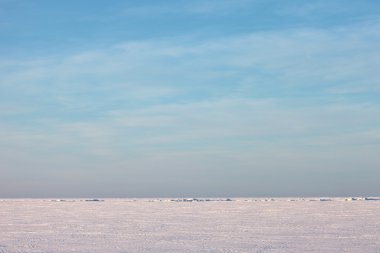 Yukarıda bir kış deniz kar düz ve mavi gökyüzü