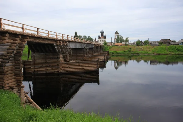 오래 된 목조 다리는 강 건너입니다. 북한 러시아 — 스톡 사진