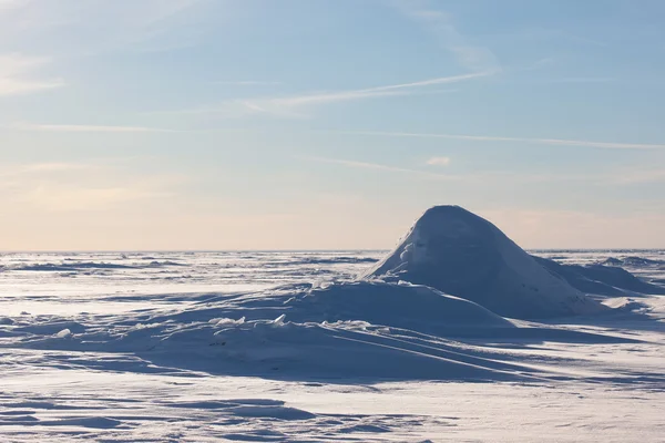 Desierto de nieve y cielo azul de invierno. Montañas en el horizonte —  Fotos de Stock