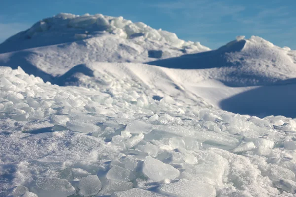 Die schneebedeckten Berge gegen den blauen Himmel — Stockfoto