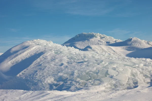 Die schneebedeckten Berge gegen den blauen Himmel — Stockfoto