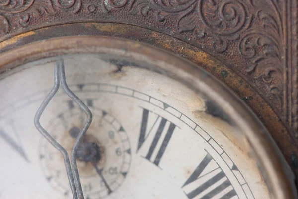 Циферблат старых часов крупным планом — стоковое фото