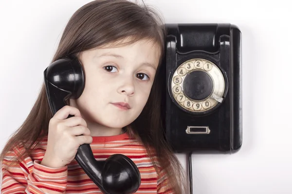 Grave bambino che parla al telefono isolato, sfondo bianco — Foto Stock
