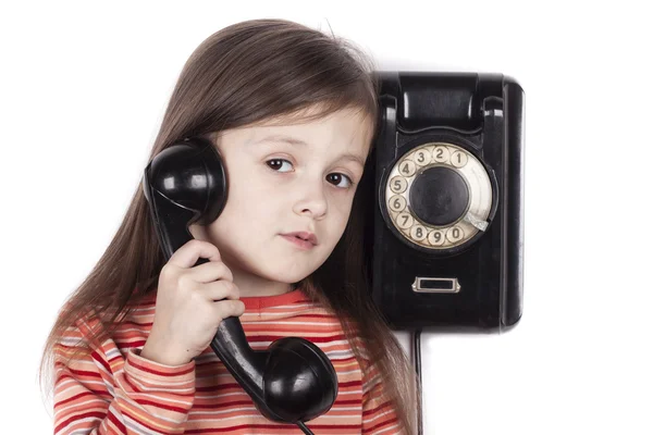 Enfant triste sérieux parlant au téléphone isolé, fond blanc — Photo