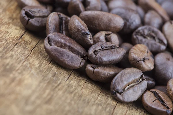 グランジ木製クローズ アップ背景にコーヒーの穀物 — ストック写真