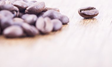 grunge ahşap arka plan üzerinde kahve taneleri. seçici odak