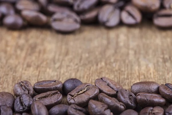 グランジの木製の背景クローズ アップ コーヒー粒 — ストック写真