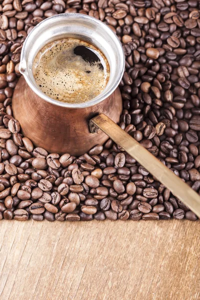 Ibrik cezve やヴィンテージの銅コーヒー ポット クローズ アップ コーヒー豆 — ストック写真