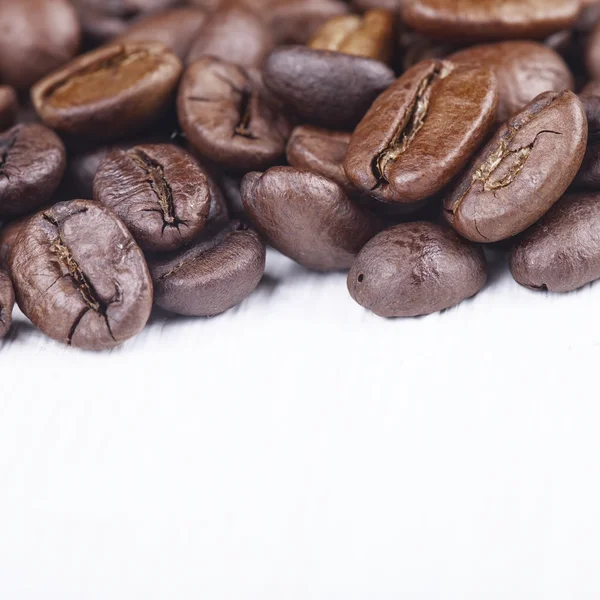 白い背景の上のコーヒー豆のマクロ画像 — ストック写真