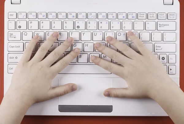 कंप्यूटर कीबोर्ड शीर्ष दृश्य क्लोजअप पर बच्चे हाथ — स्टॉक फ़ोटो, इमेज