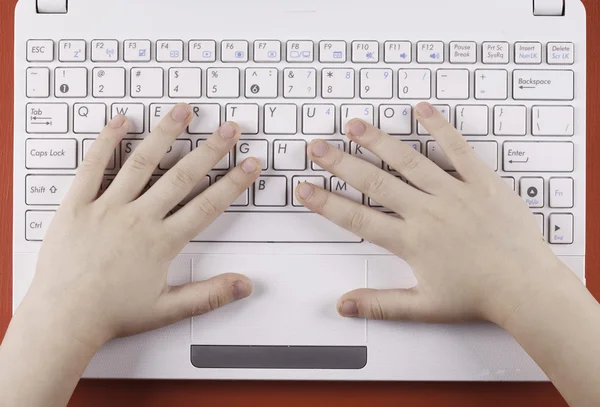 The childs hand on computer keyboard top view closeup — Stock Photo, Image