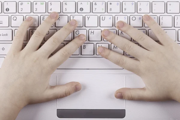 Die Kinderhand auf der Computertastatur von oben Nahaufnahme — Stockfoto