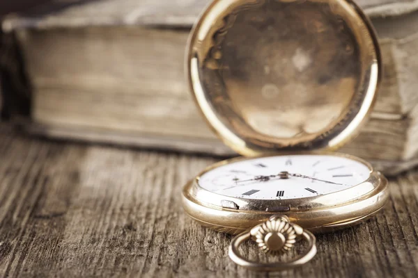 Винтажные карманные часы и забронировать на древесину натюрморт — стоковое фото
