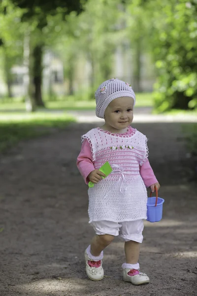 Joli petit enfant heureux marchant dans le parc d'été — Photo