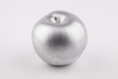 Beyaz arka plan üzerinde gümüş elma