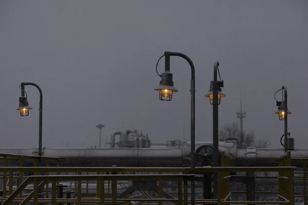 Metal industrial escada projeto crepúsculo lanternas — Fotografia de Stock