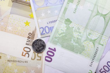 bir Rublesi madeni para ve Euro banknot kapat