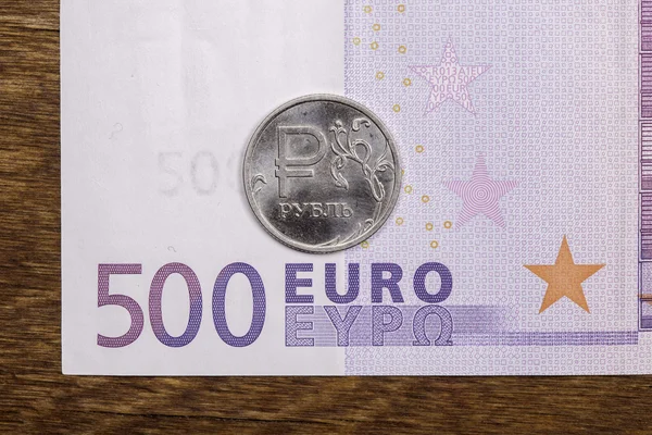 Ρούβλι Ρωσίας κέρμα και ένα τραπεζογραμμάτιο ευρώ σε κοντινό πλάνο — Φωτογραφία Αρχείου