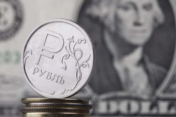Moneta Rubel na tle rachunki Dolar i Euro — Zdjęcie stockowe