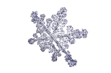 doğal kar tanesi üzerinde beyaz bir closeup izole