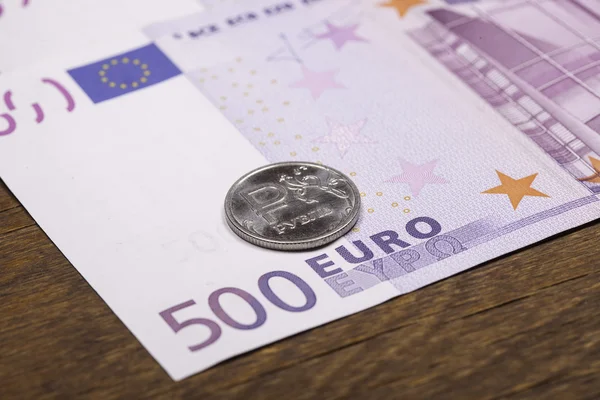 Ρούβλι Ρωσίας κέρμα και ένα τραπεζογραμμάτιο ευρώ σε κοντινό πλάνο — Φωτογραφία Αρχείου