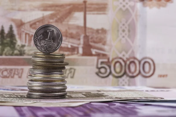 Kopeck moeda russa no fundo da nota de rublo — Fotografia de Stock
