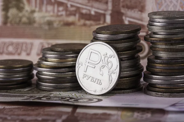 Rublo de moeda no fundo de notas e pilhas de dinheiro — Fotografia de Stock