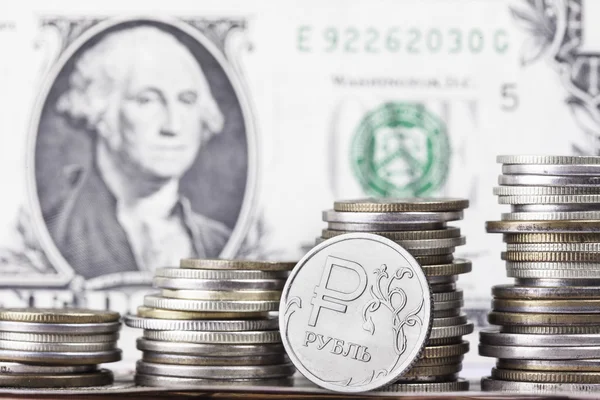 Rublo de moeda no fundo de notas de dólar e pilhas de dinheiro — Fotografia de Stock