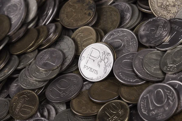 Rublo de moeda entre muitas outras moedas — Fotografia de Stock