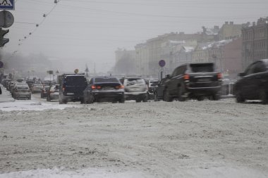 St. Petersburg, Rusya - Ocak, 2016: bir yoğun kar yağışı, trafik sıkışıklığı