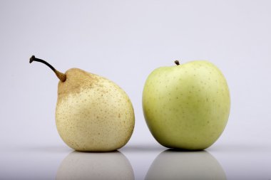 Beyaz zemin üzerinde armut ve elma