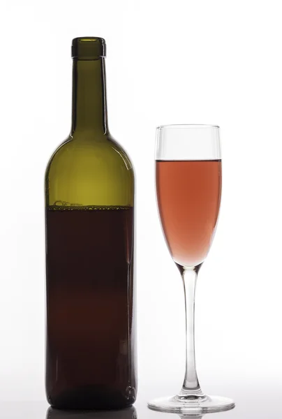 Pohár rózsaszín bor és üveg fehér háttér — Stock Fotó