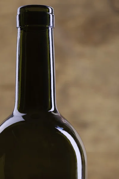 Sylwetka doskonały butelki wina na tle drewna — Zdjęcie stockowe
