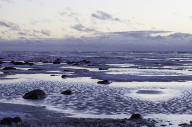 erken bahar Snowfield ve su toplayan büyük göl kenarında