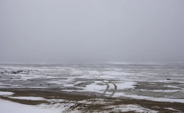 Snowfield scenérie na velké jezero — Stock fotografie