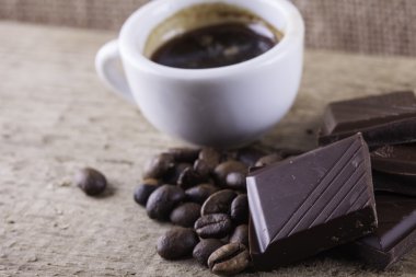 Fincan, kahve çekirdekleri, çikolata, ahşap pano portre üstten görünüm arka plan