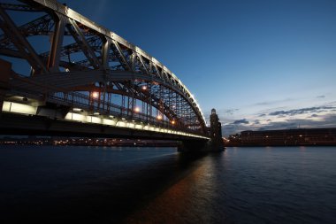 Bolsheokhtinsky Köprüsü'nde gece St. Petersburg Neva Nehri