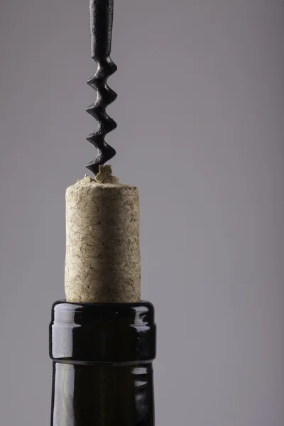 Pescoço de uma garrafa de vinho cortiça velha e saca-rolhas — Fotografia de Stock