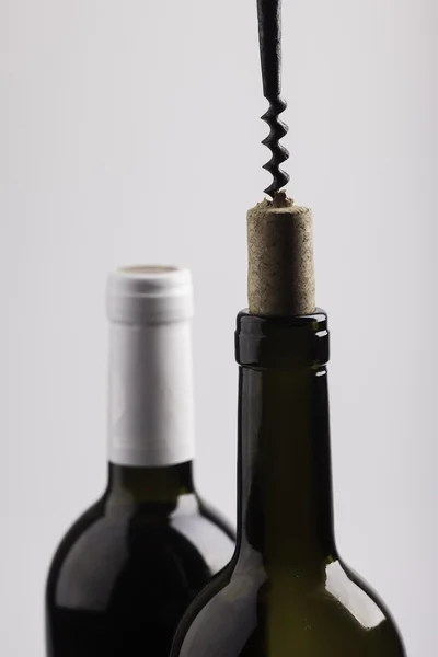 Két bor, üveg, parafa és dugóhúzó fehér háttér — Stock Fotó