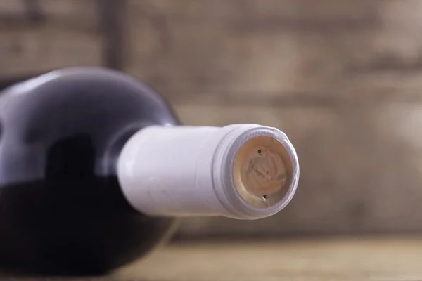 Botella de vino sobre fondo de madera — Foto de Stock