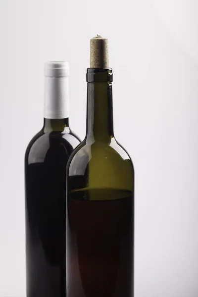 Dos botellas de vino sobre fondo blanco primer plano — Foto de Stock