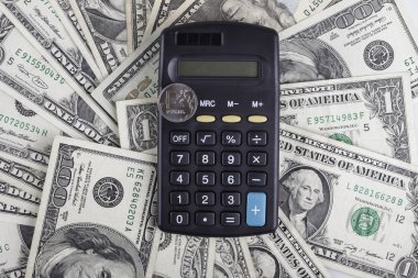 banknot dolar arka plan üzerinde hesap makinesi ve sikke Rublesi