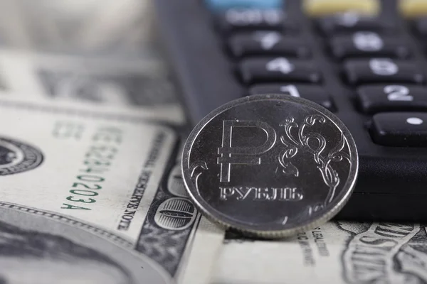 Νομίσματος Ρούβλι Ρωσίας closeup, αριθμομηχανή στο φόντο των τραπεζογραμματίων δολάρια — Φωτογραφία Αρχείου