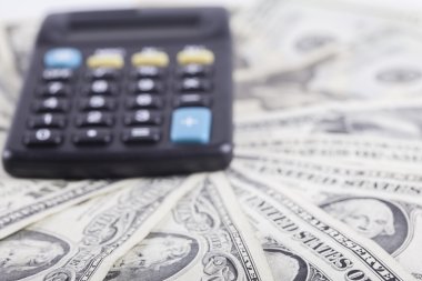 Amerikan Doları banknot arka plan üzerinde hesap makinesi