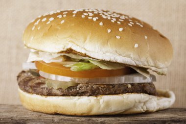 Burger closeup eski bir ahşap tahta antika arka plan üzerinde