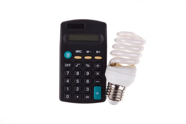 Lampada a risparmio energetico e calcolatrice su sfondo bianco — Foto Stock