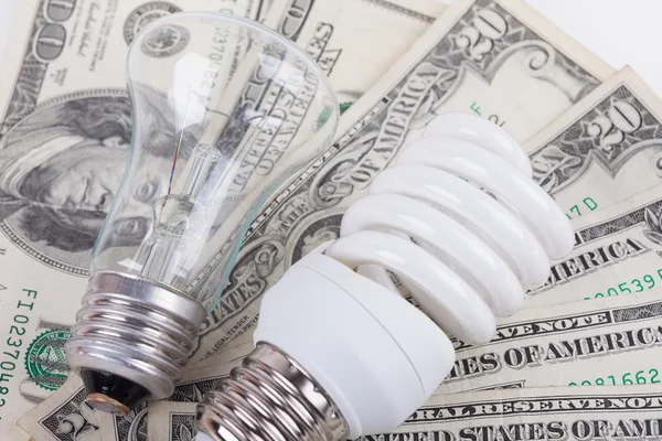Économie d'énergie, lampes traditionnelles et dollars gros plan — Photo