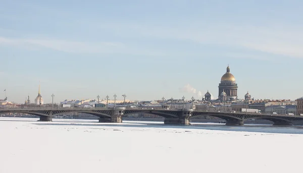 圣艾萨克大教堂，天使报喜桥。圣彼得堡，俄罗斯 — 图库照片