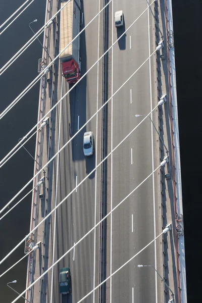 Uitzicht op de brug en de auto's van een hoogte — Stockfoto