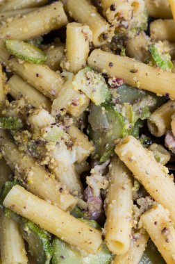 Üzerinde mavi bir tabak makarna çeşitleri